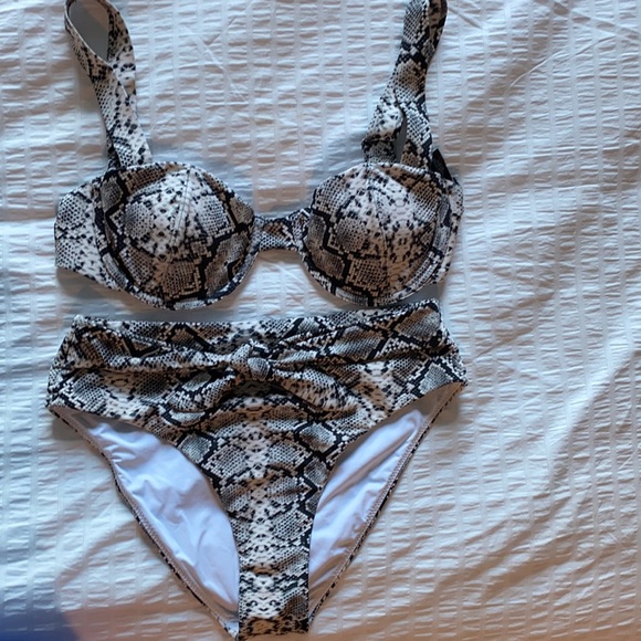 SOLD‼️AQUA underwire top and high waist bikini NWOT - Picture 2 of 4